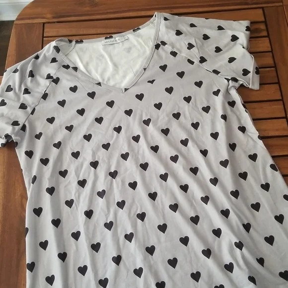 NWOT XL Grey and Black Heart Short Sleeve T-Shirt - Picture 1 of 1